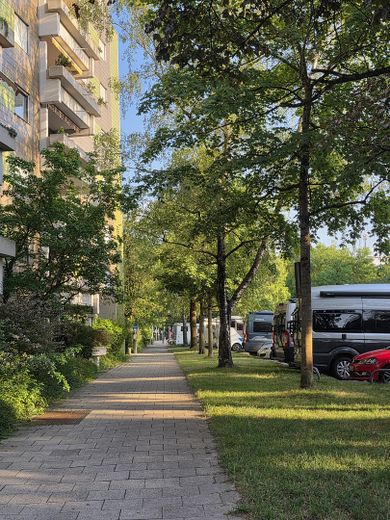 TOP RENOVIERTE UND KOMPLETT EINGERICHTETE 2,5-ZIMMER WOHNUNG IN SCHWABING WEST - PROVISIONSFREI – Umgebung