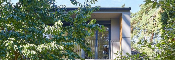 Ampliada en 2026: casa familiar de 298 m² en una parcela de 1.786 m² en Hamburg-Rissen | sin comisión – Titel - Haus von vorne
