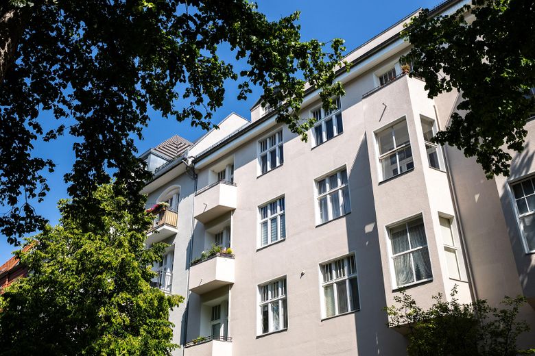 Provisionsfrei: Am Cosimaplatz in Friedenau, 2.5 Zimmer Altbau mit Balkon im 3.OG, Fernwärme – Die sanierte Fassade