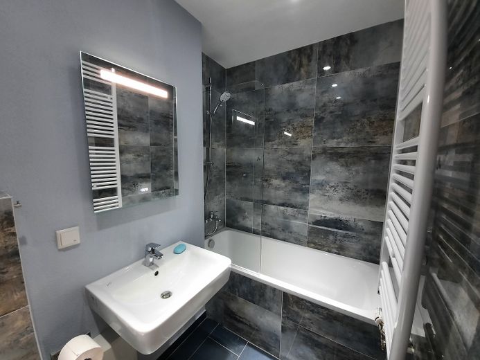 Modernes 1-Zimmer-Apartment mit Einbauküche | Top Lage – Badezimmer