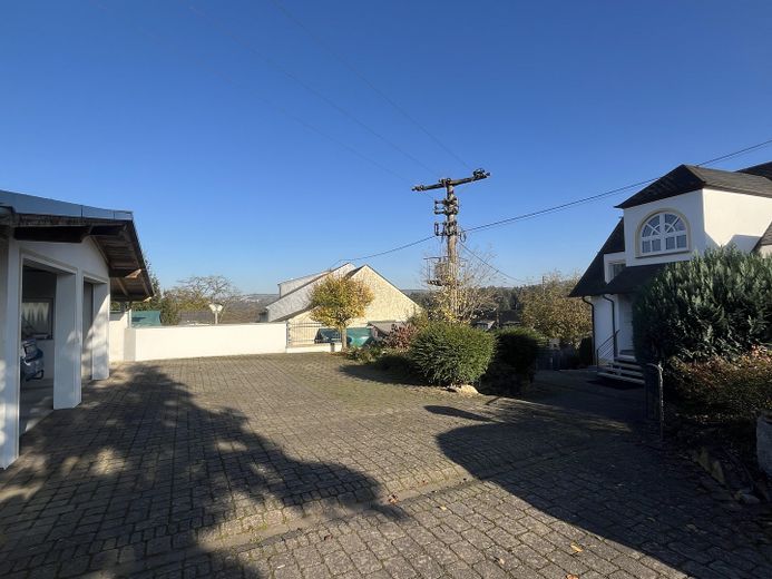 Garage links gegenüber Eingang