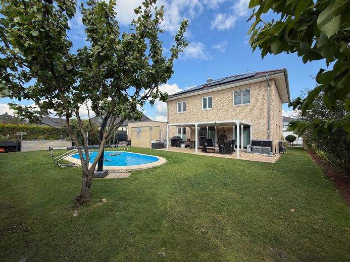 Provisionsfrei: Exklusive Stadtvilla (161 m²) mit PV-Anlage, Pool, Doppelgarage in Großbeeren – Haus gartenseitig