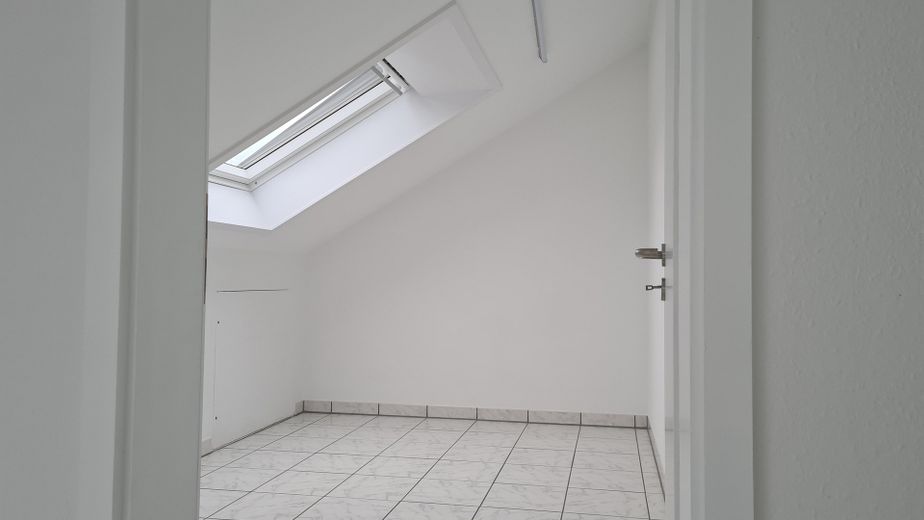 Hitzewelle? Etagenwohnung in kleiner Wohneinheit mit Klimaanlage – Abstellraum / Arbeitszimmer