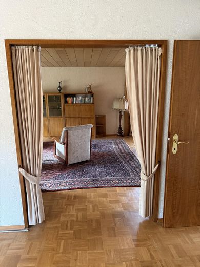Verkauf eines Einfamilienhauses mit Doppelgarage und großzügigem Garten – Foto 8