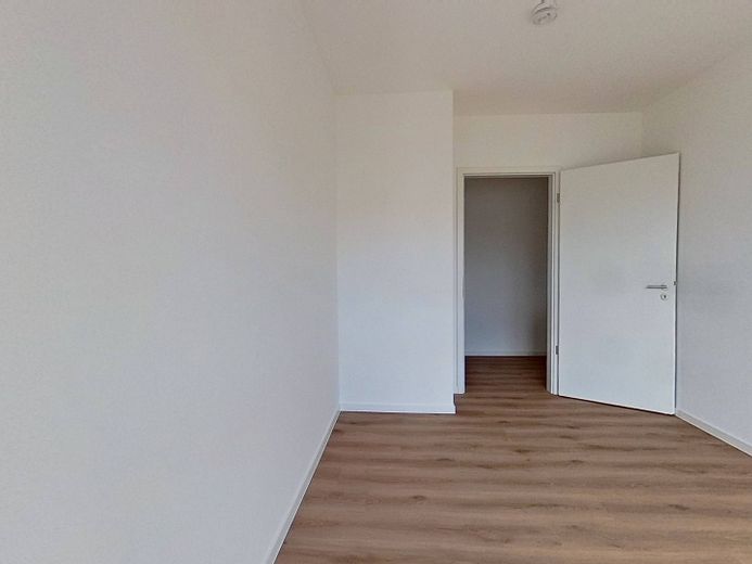 **BERGQUARTIER: बालकनी और EBK के साथ अत्याधुनिक 3-कमरों वाला अपार्टमेंट** – Ansicht II: Schlafzimmer I