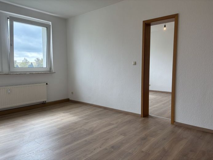 frisch renoviert - modernisierte/helle Etagenwohnung - 2,0 Zi. Küche mit EBK/Wannenbad (TLB) - ca. 45m² – 260422_MW_1.OG_links_WLS60_Crimmitschau_Bilder_CKI_014_Wozi.