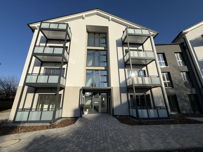 Moderne 2-Zimmer-Neubauwohnung 2026 mit Balkon & Blick ins Grüne in zentraler Lage – Hauseingang