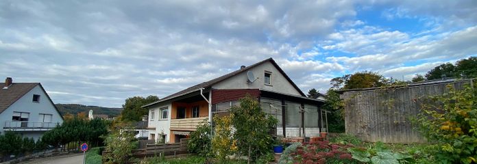 Mehrgenerationhaus (Zweifamilienhaus + 3. Wohnung im Anbau) mit 2 Garagen