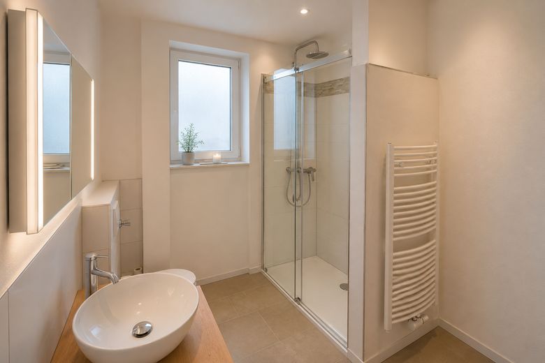 Exklusiv sanierte 3-Zimmer-Küche-Bad-Wohnung mit großer Terrasse, und hochwertiger Ausstattung – Bad Dusche
