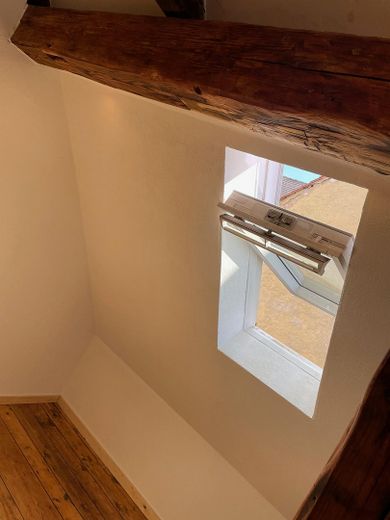 Renovierte 2,5-Zimmer Möblierte Wohnung Galerie Loft in Rottenburg – Dachfenster