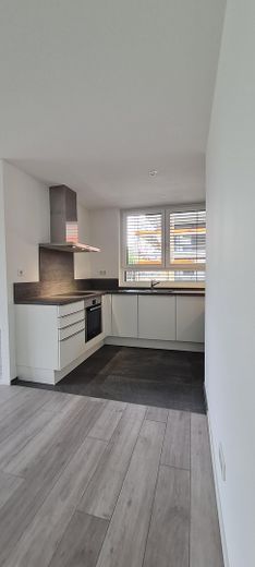 moderne 3,5 Zimmerwohnung 1.OG mit Lift, EBK und überdachtem Balkon – Einbauküche