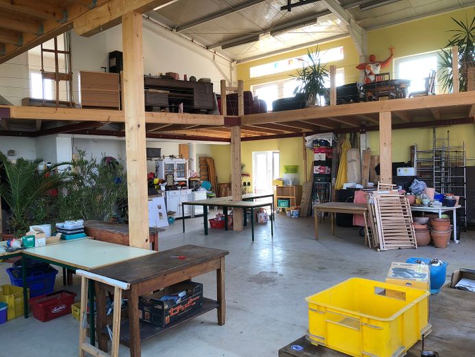Büro(Wohnung), Werkstatt, Atelier, Ausstellungs/-Produktionshalle mit großem Grundstück – Halle