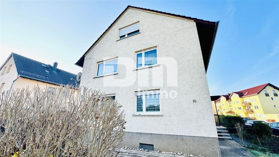 Kompakte Dreizimmer DG Wohnung in gepflegtem Dreifamilienhaus in gesuchter Lage – Frontansicht Titel