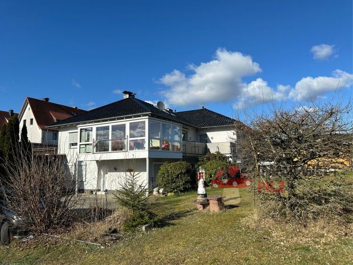 Viel Platz für die Familie - Haus mit Einliegerwohnung, Pool und großem Garten – Foto 1