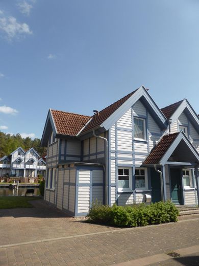 Ferienhaus mit eigenem Bootssteg im Hafendorf Rheinsberg – Stellplatz für einen PKW