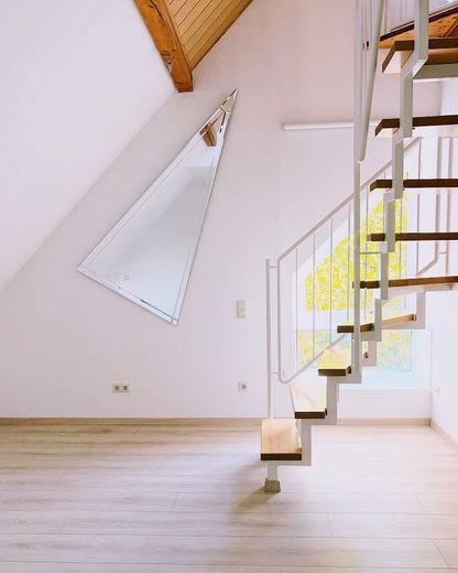 Drei freie Wohnungen, großer Garten – Mehrgenerationenwohnen in Werne – DG – Wohnbereich mit Treppe