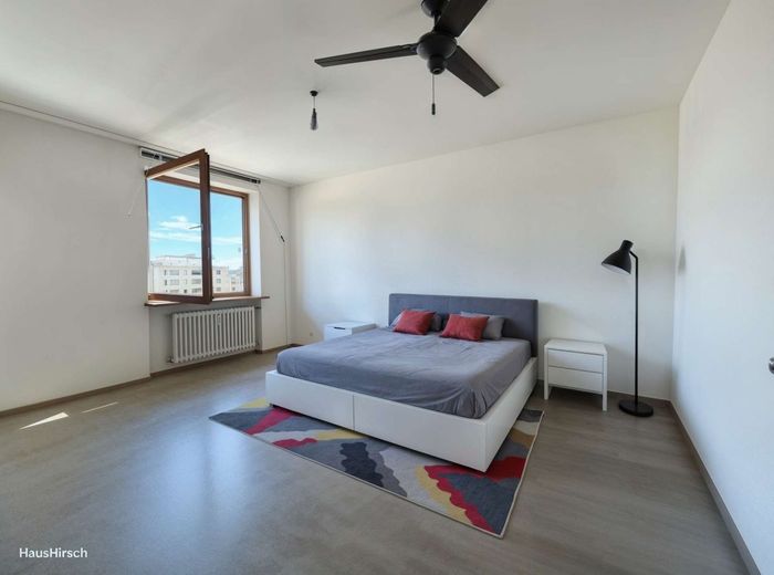 Stilvolle 3,5-Zimmer-Wohnung mit Loggia &amp; Alpenblick am Leonrodplatz über den Dächern Münchens – Schlafzimmer eingerichtet