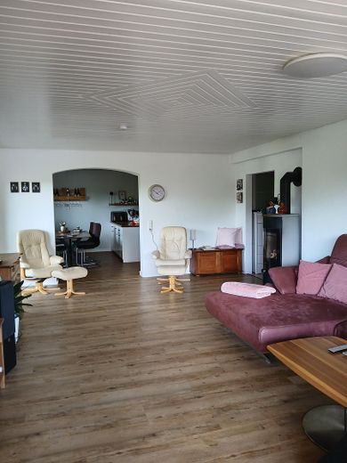 Wohnzimmer mit Blick in Küche 