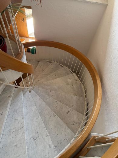 Attraktives bezugsfertiges Einfamilienhaus mit Doppelgarage – Treppenhaus 
