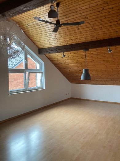 Helle 2,5-Zi.-Dachgeschosswohnung m. Fußbodenheizung, Inkl. Stellplatz in Holzwickede – Wohnzimmer