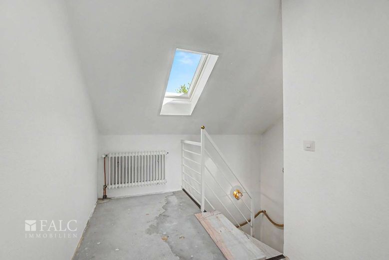 Wohnen mit Perspektive: Einfamilienhaus inklusive Einliegerwohnung auf 878 m² Sonnengrundstück – Flur_DG