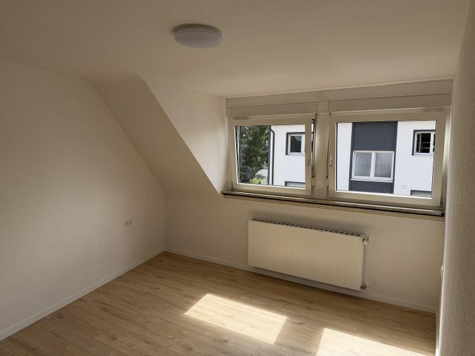 Prima occupazione dopo la ristrutturazione: luminoso appartamento di 2 locali con ampio balcone e cantina – Zimmer 1