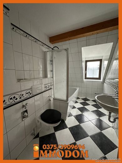 3-Zimmer-Dachgeschoss-Wohnung mit großem BALKON und Holzbalkendecke zu vermieten! – Bad