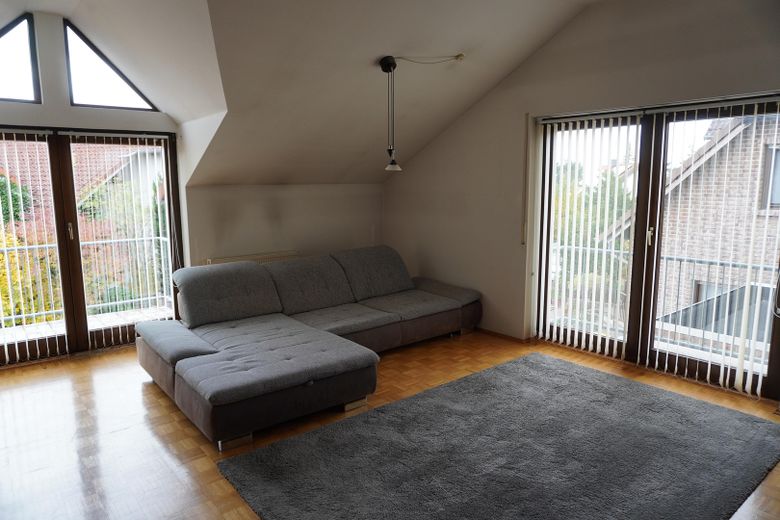 lichtdurchflutetes Wohnzimmer