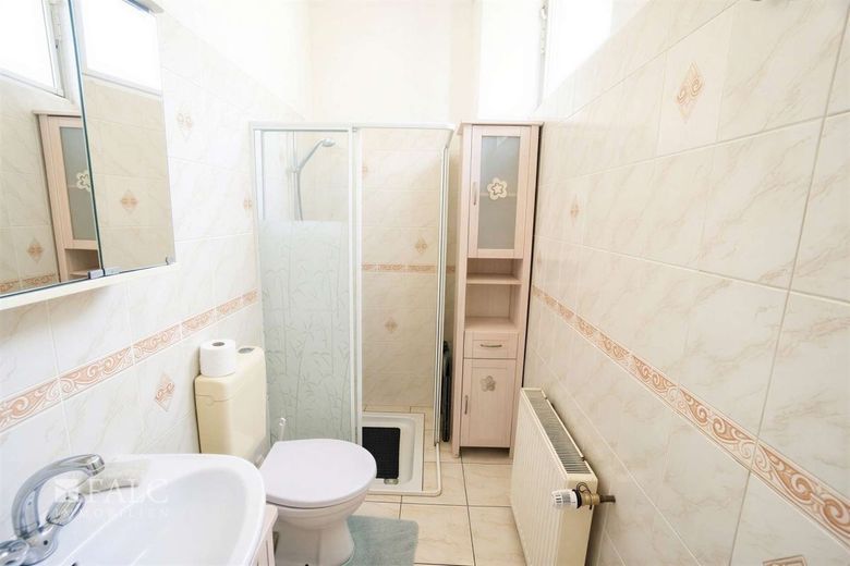 3- Familienhaus in der Stadtmitte von Neunkirchen zu verkaufen! – Badezimmer EG