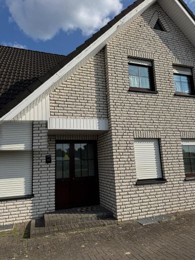 Freistehendes Zweifamilienhaus mit Bürotrakt und Garage – फोटो 3
