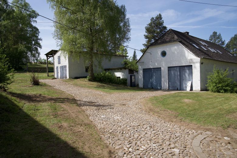 Landhaus unter Reet am See, Gästewohnung, Stallungen, Weiden und Wald. – Nebengebäude