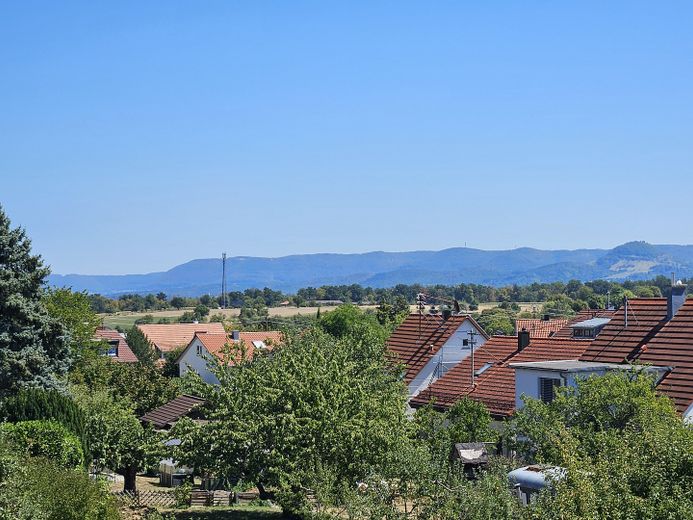 Großzügige Maisonette im Architektenhaus mit Kamin, Balkon & Albblick – ideal für 1–2 Personen – Albblick  (2. OG)