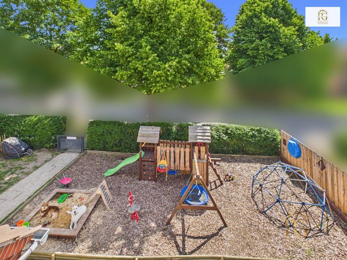 Charmantes modernisiertes und gepflegtes Einfamilienhaus mit der Möglichkeit einer Einliegerwohnung – Blick auf den eigene Kinderspielplatz