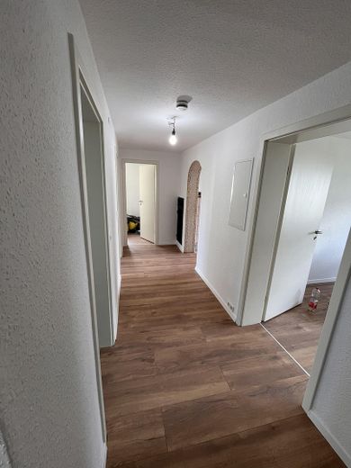 Odnowione 3-pokojowe mieszkanie z balkonem i zabudowaną kuchnią w Hechingen – Zdjęcie 3