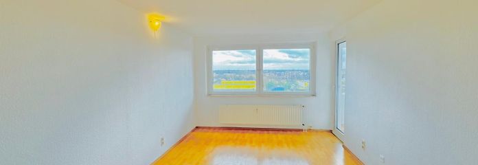 Helle 2-Zimmer-Wohnung mit Südbalkon, Weitblick und TG nahe MHH – Wohzimmer