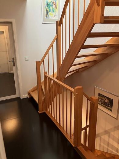 Raumwunder RMH, Fernwärme, Fußbodenheizung, Kamin, Vollkeller, ausgebautes DG, Doppelcarport – Treppe zum 1.OG und DG
