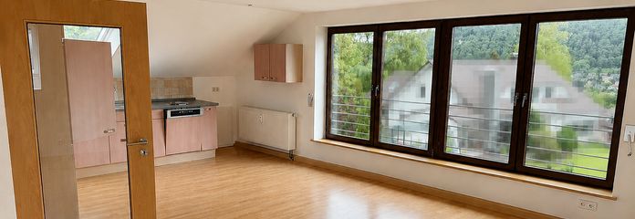 Großzügige 3-Zimmer Dachgeschoss Wohnung mit eigenem Gartenanteil in traumhafter Waldrandlage