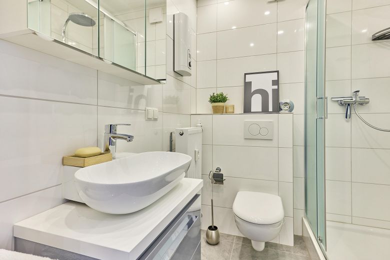 Neues, modernes Bad mit Dusche
