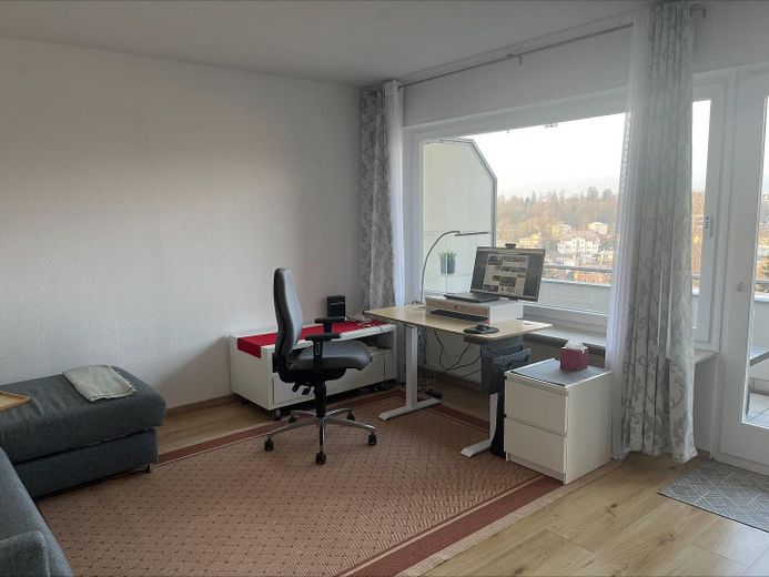 1 monolocale (arredato) in ottima posizione / incluse tutte le spese accessorie e il Wi-Fi – Wohnzimmer / Schreibtisch