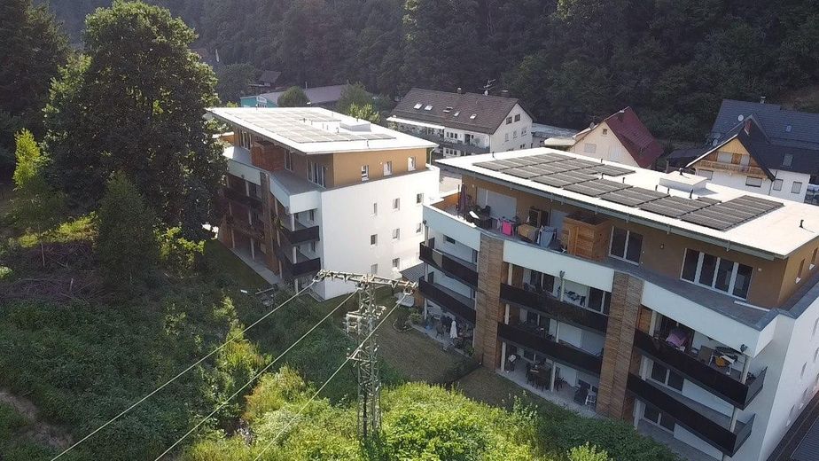 Außenansicht mit PV-Anlage