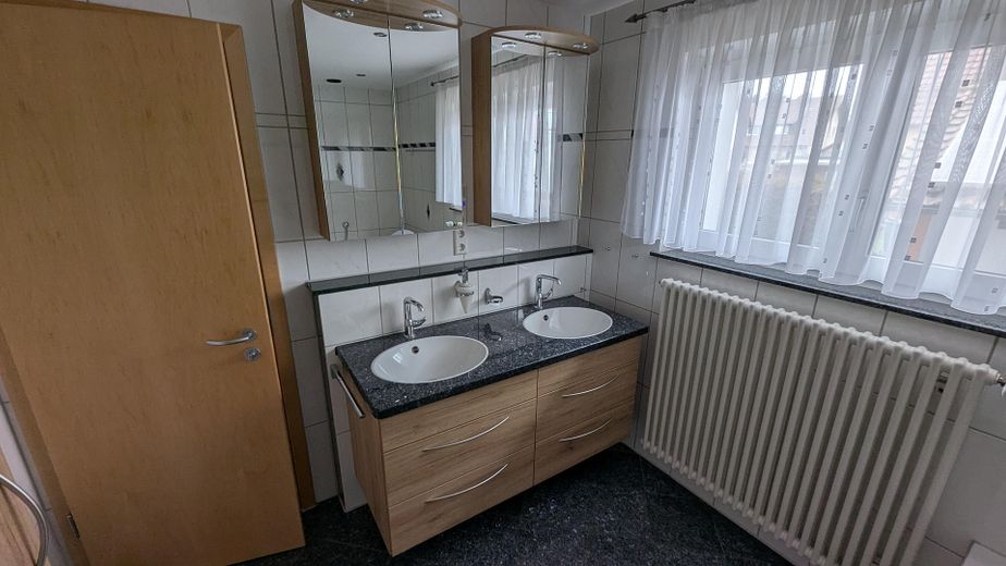 2 Fam.-Haus mit ELW, keine Makler Anfragen !!! – Bad EG