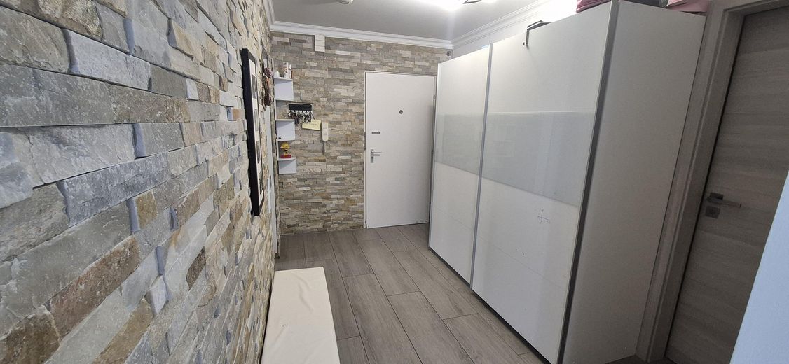 Appartement moderne de 4,5 pièces, 105 m², de plain-pied avec 2 balcons dans un cadre calme en lisière de forêt à Mühlacker – Eingangsbereich/Flur