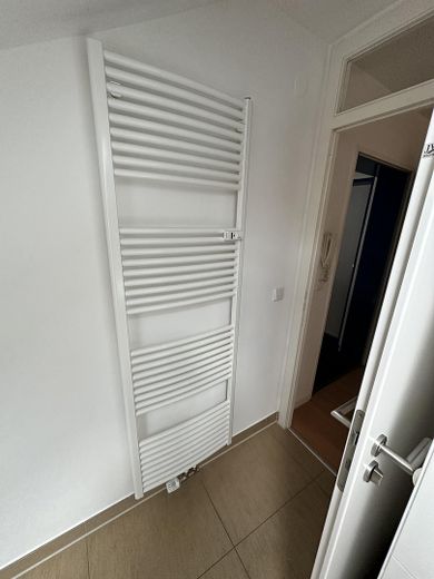 Bright 2-room attic apartment with fitted kitchen in a central location – Badezimmer