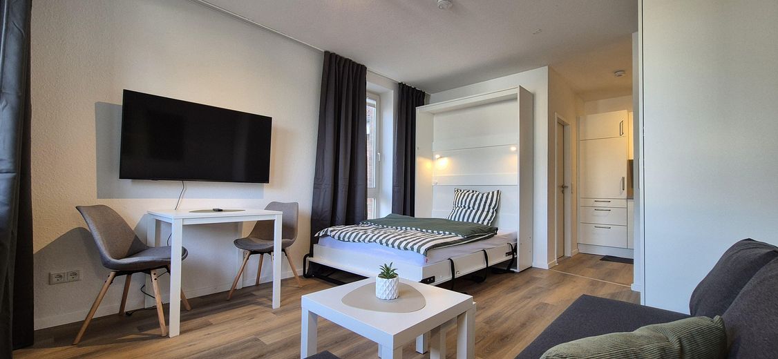 Heller Wohnbereich mit Bett