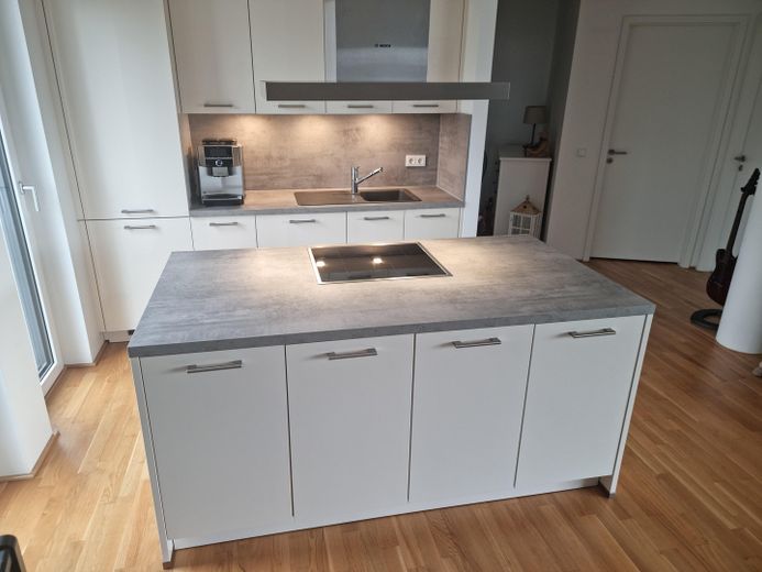 Neuwertige, hochwertige 2-Zimmer-Wohnung mit EBK & TG-Stellplatz in Ffm-Riedberg – Küche