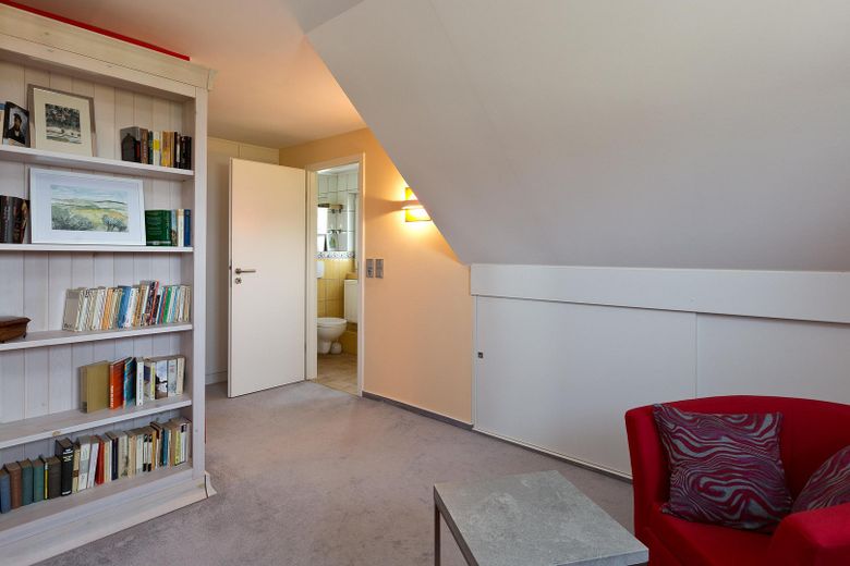 Haus am Fleesensee - unverbaubarer Seeblick - komplett möbliert – Schlafzimmer mit Sitzecke