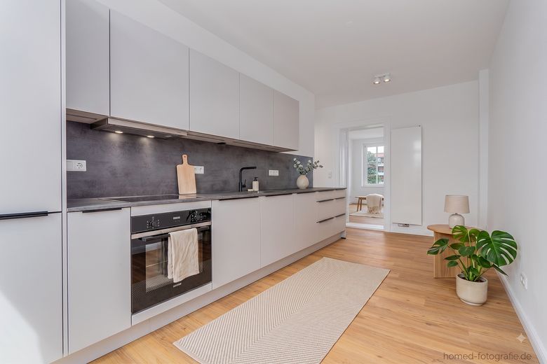 Kernsanierter 2-Zimmer-Altbau in Berlin-Köpenick: Erstbezug mit Wohnküche, Tageslichtbad und Balkon – Wohnküche - KI Visualisierung