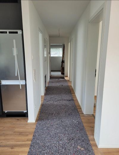 Appartamento di 4 locali al 1° piano - abitare moderno nel centro di Esslingen-Zell – Flur Richtung Ausgang