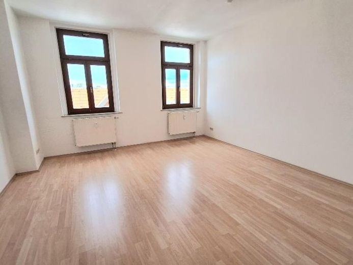 Ampio appartamento mansardato di 2 locali con balcone soleggiato in edificio ben tenuto – Foto 1