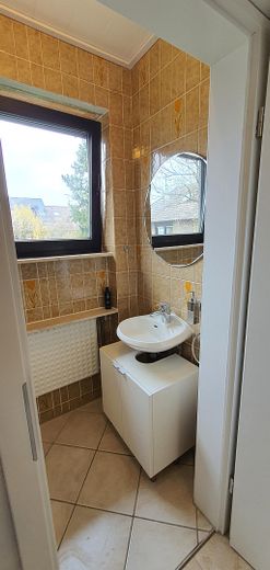 Modernisierte helle 5,5 Zimmer 145 m² EG Whg. / Garten / EBK / ca. 37 m² Süd Terrasse & Markise – Gäste WC